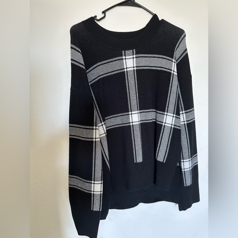 Banana Republic black and white plaid split hem sweater size S